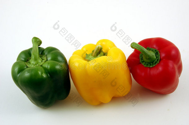 3个辣椒，绿色，黄色和红色辣椒在白色背景上。