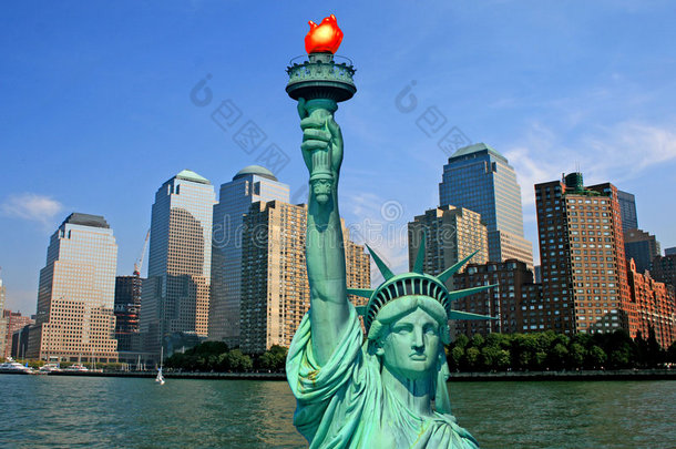自由女神像和纽约的天际线