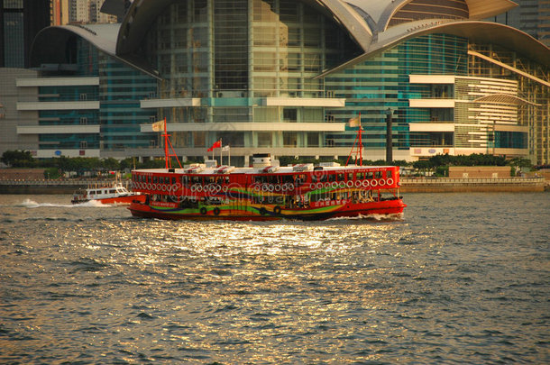 色彩鲜艳的香港渡轮