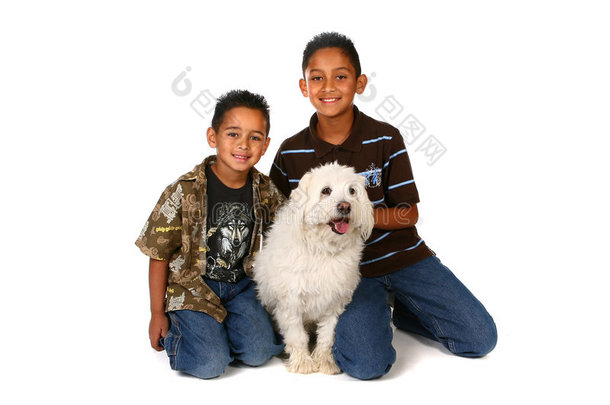 两个带着一只白狗的男孩