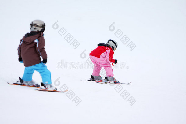 冬天的孩子们在雪地里滑雪