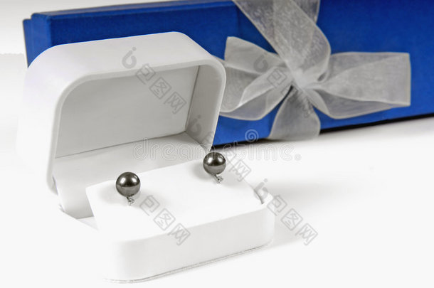 耳环和礼品盒