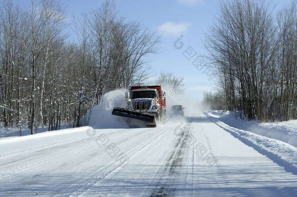 铲雪机在工作