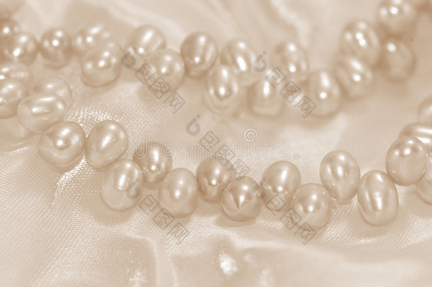 丝绸上的珍珠