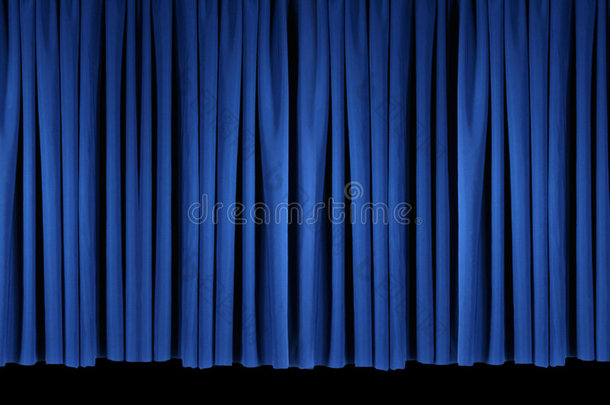 舞台上的蓝色幕布用舞台灯照亮