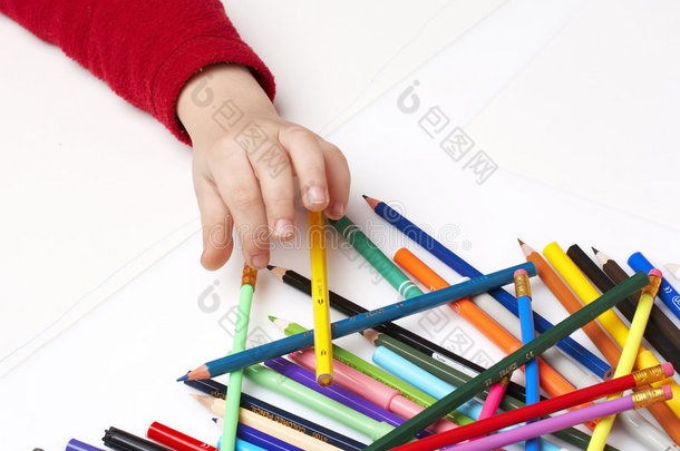 孩子选择蜡笔，许多彩色铅笔