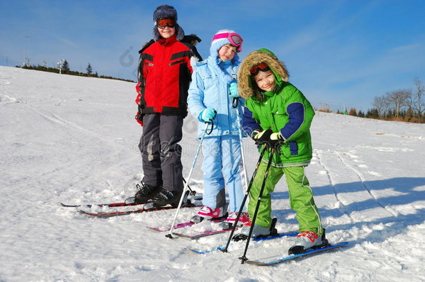 三个孩子在滑雪板上