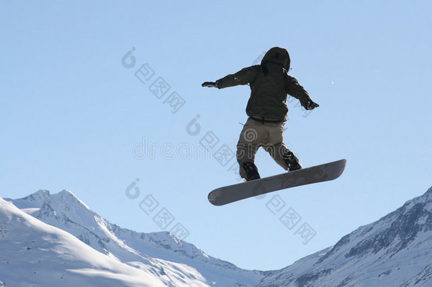 滑雪板运动员在高空跳跃