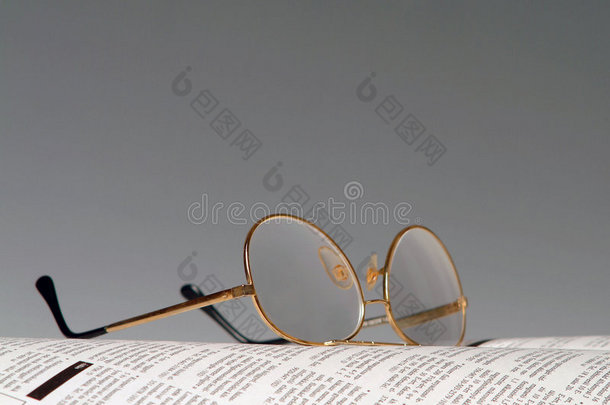 报纸和眼镜