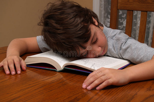 小男孩看书时睡着了