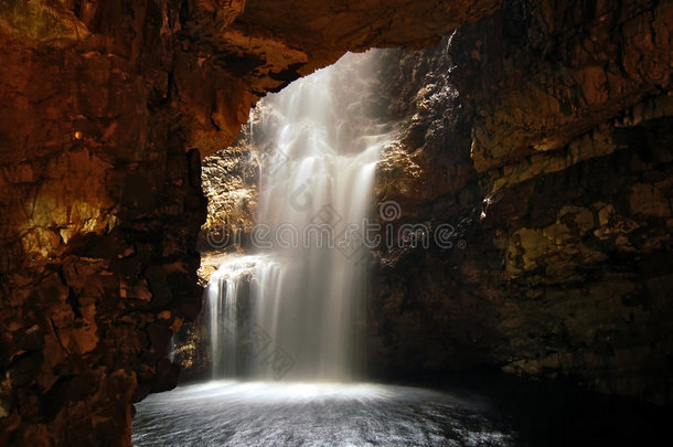 山洞里的瀑布