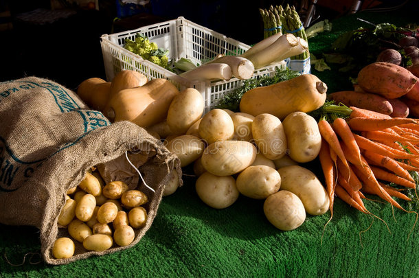 市场摊位上陈列出售的蔬菜