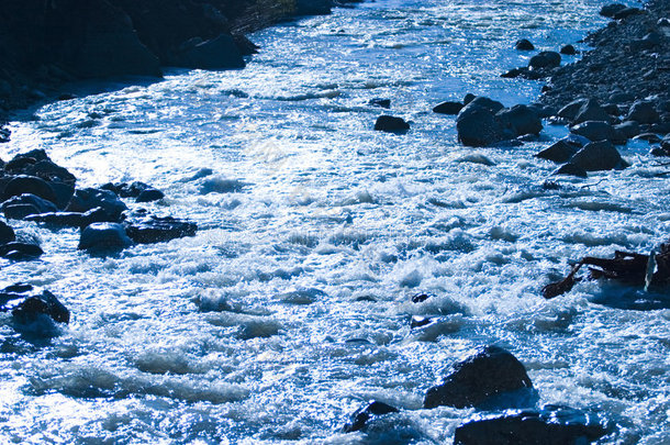 流过岩石的河流