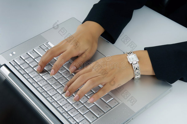 女人的手放在键盘上