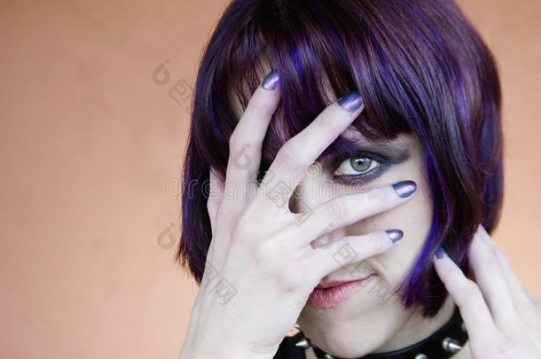 另类紫发女青年