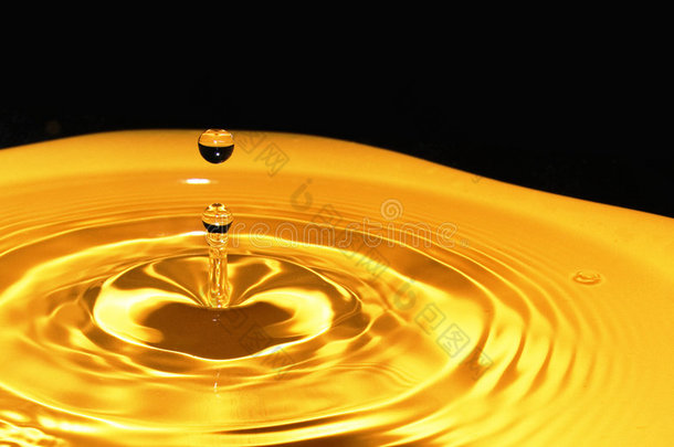 黑色背景上的金色水滴-2