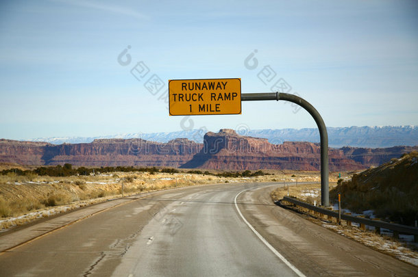 失控卡车坡道标志