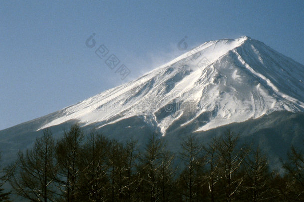 <strong>风雨交加</strong>的富士山