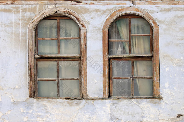 两扇旧窗户