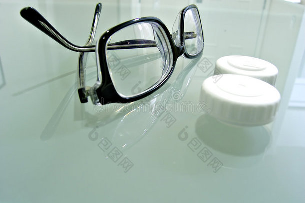 眼镜和隐形眼镜盒特写