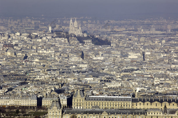 法国，巴黎；卢浮宫的天空城市景观
