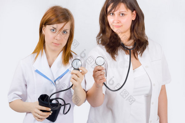 医疗队-一名医生和一名护士手持stetos