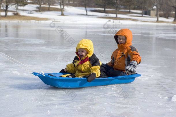 两个小男孩在冰湖上滑雪