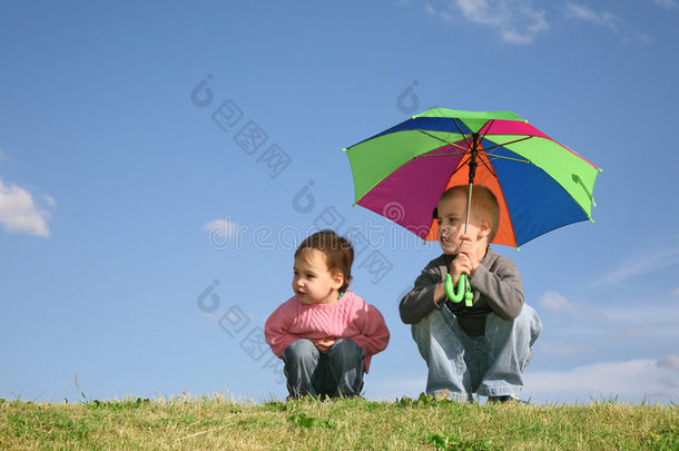 带伞的草地上的孩子们