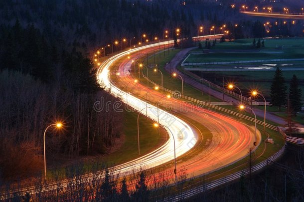 s形道路和夜间车辆