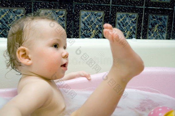 给婴儿和她的腿洗澡