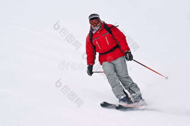 滑雪者从莫州雪域冬<strong>季度</strong>假村跑下来