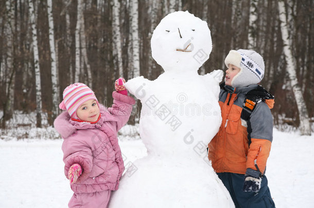 男孩和<strong>女孩</strong>堆<strong>雪人</strong>