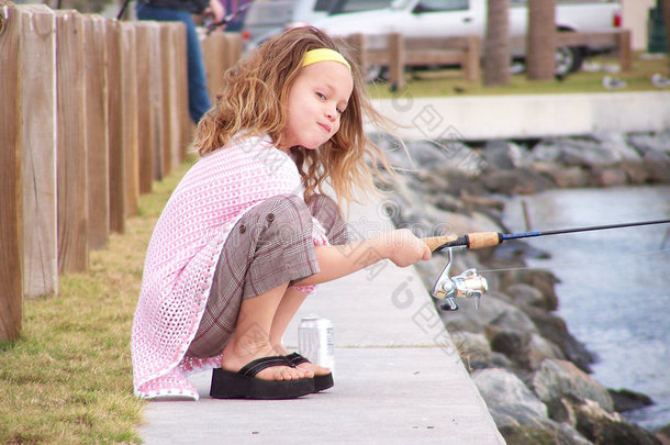 小女孩钓鱼