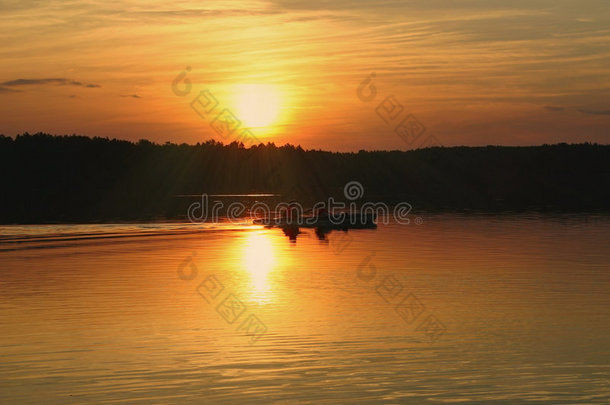 皮划艇运动员在夏日夕阳下