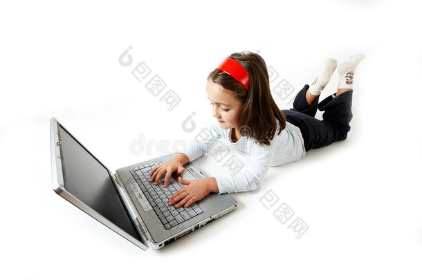 年轻女孩拿着笔记本电脑