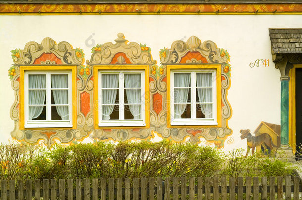 巴伐利亚一所彩绘房子上的彩绘狗