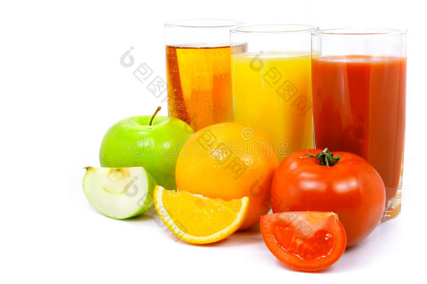 杯装果汁的苹果、橙子和番茄水果