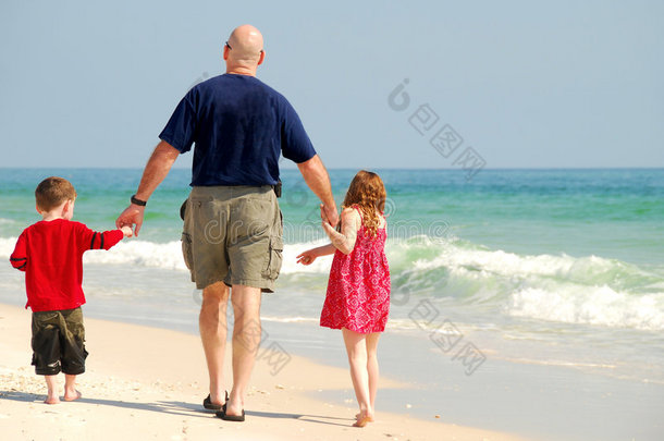 海滩上的父亲和孩子