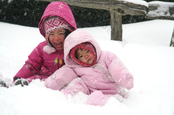 在雪地里玩耍的姐妹们