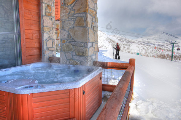后院一个<strong>热水浴缸</strong>和滑雪者