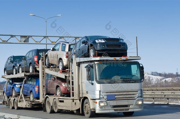汽车运输卡车向经销商交付新的汽车批次