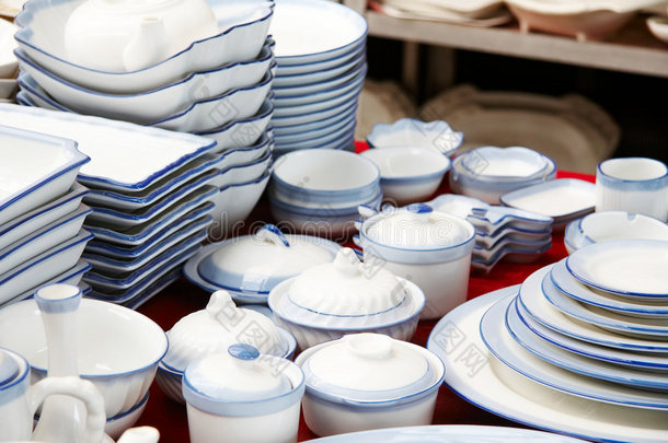 一堆碗和盘子