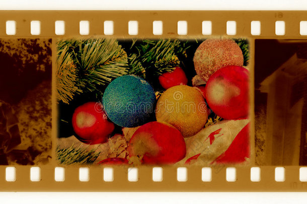 旧相框照片与松树，球和圣诞老人帽子