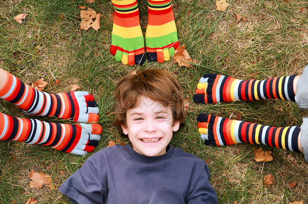 被脚趾袜子包围的微笑男孩