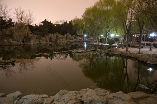 中国北京太阳公园池反射寺