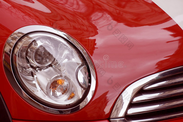 红色豪华轿车及前照灯