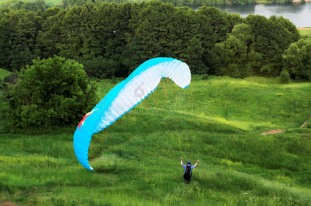 彩色草地极限滑翔伞