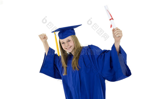 高加索女孩站着，身穿蓝色毕业礼服，手里拿着毕业证书