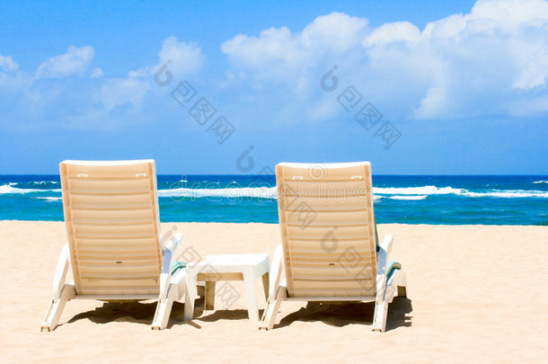 海边靠近海洋的两张沙滩椅