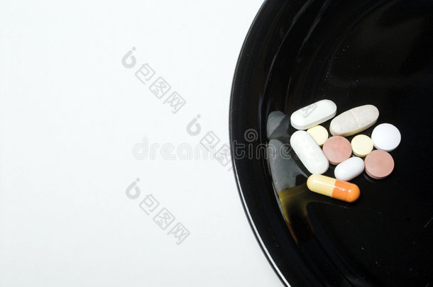 药片或黑盘上的药物